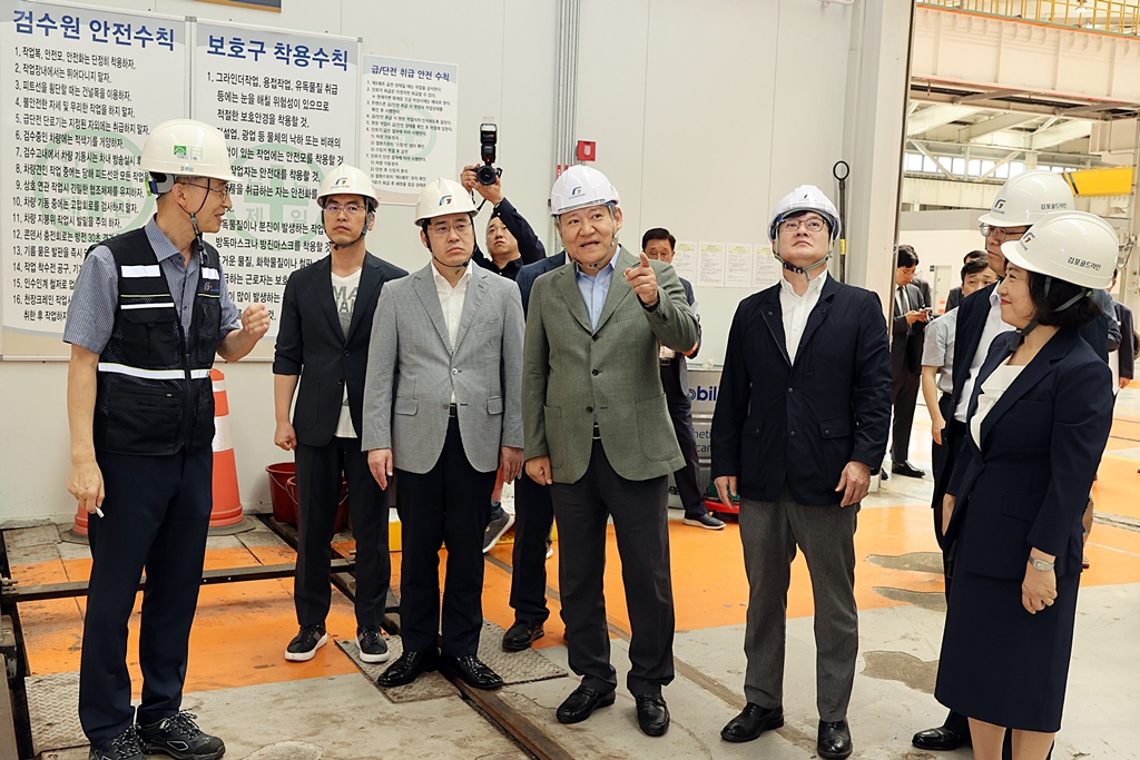 Minister of the Interior and Safety Lee Sang-min visits the Gimpo Hangang Vehicle Base on the afternoon of the 2nd to inspect the progress in alleviating congestion on the Gimpo Gold Line.