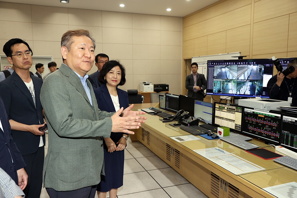 Minister of the Interior and Safety Lee Sang-min visits the Gimpo Hangang Vehicle Base on the afternoon of the 2nd to inspect the progress in alleviating congestion on the Gimpo Gold Line.