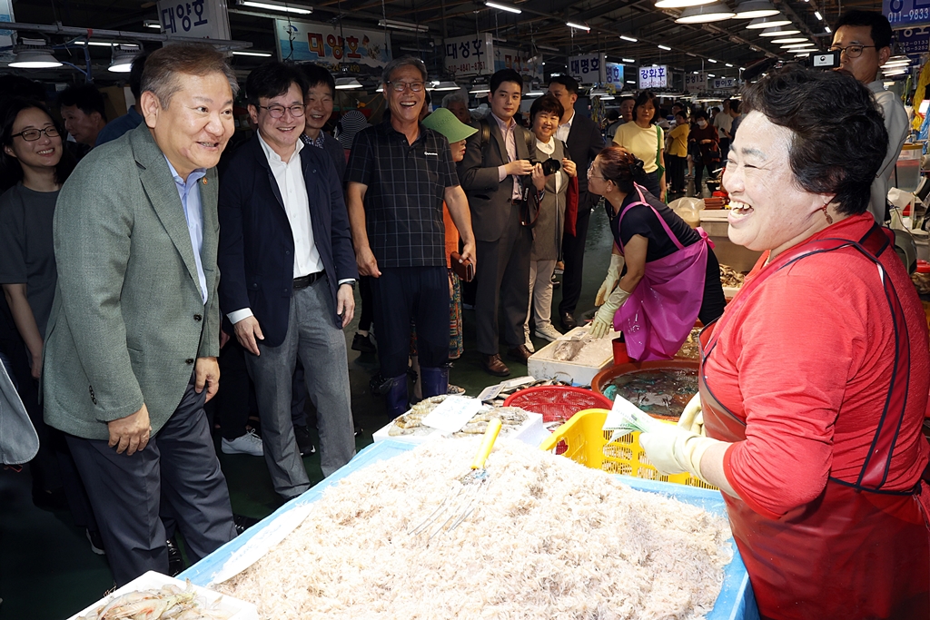 Minister Lee Sang-min encourages fishmongers to purchase seafood on his visit to the fish market at Daemyeong Port in Gimpo on the morning of the 2nd.