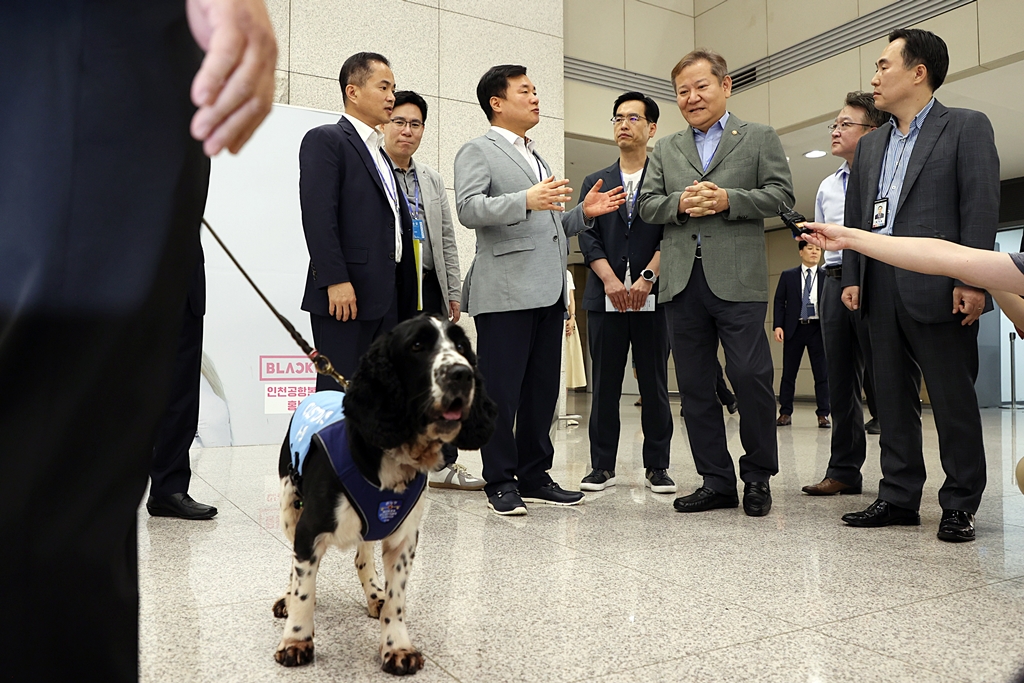 Minister Lee Sang-min watches a demonstration of drug detection dogs at the Incheon International Airport Terminal 1 baggage claim on the morning of the 2nd.