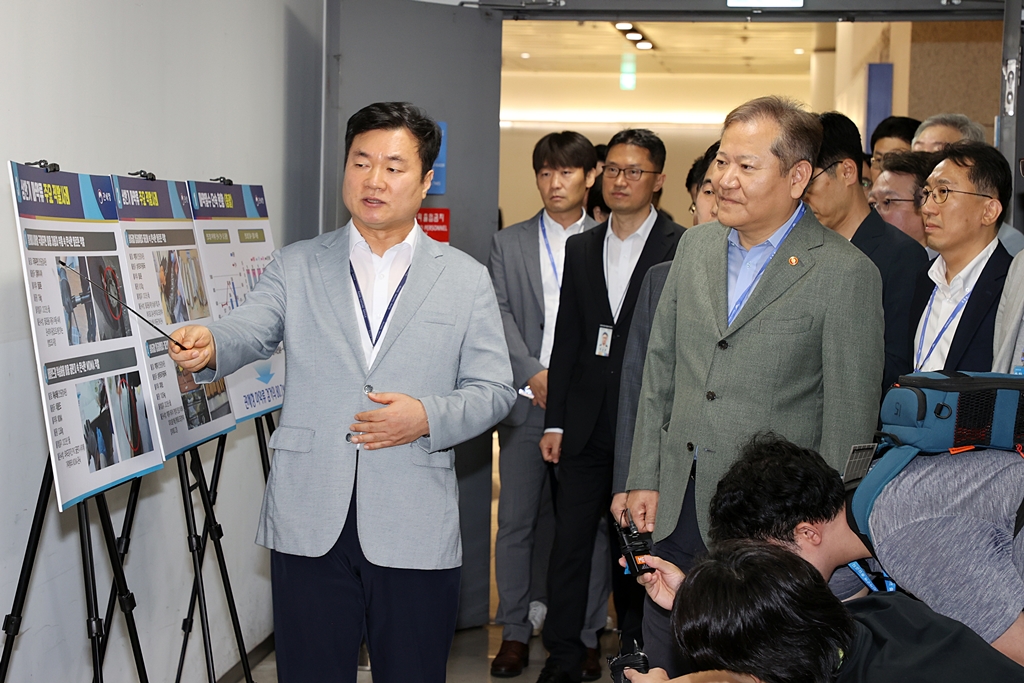 Minister Lee Sang-min visits the Incheon Airport Customs at Incheon International Airport Terminal 1 on the morning of the 2nd to inspect the status of the drug crackdown.