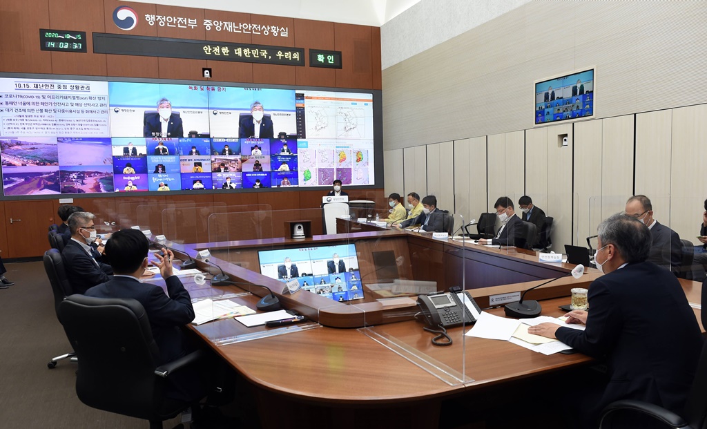 지방 안전혁신회의 인사말) 김계조 재난안전관리본부장이 15일 오후 세종청사 17동 중앙재난안전상황실에서 열린 『제1회 중앙-지방 재난ㆍ안전혁신회의』에 참석해 전국 17개 시도 재난안전실장들과 함께 체계적인 재난대응 및 안전정책 추진될 수 있는 방안에 대해 모두발언을 하고 있다.
