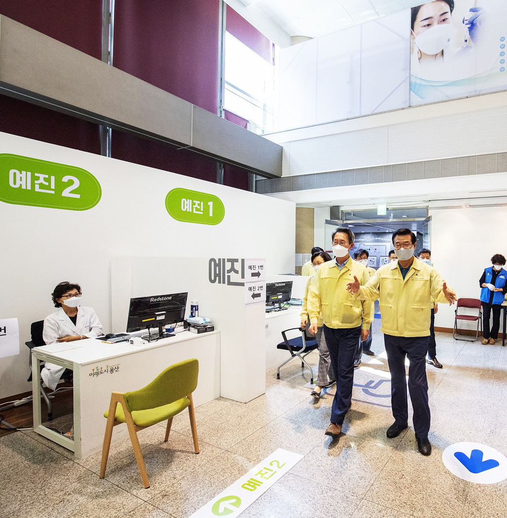 김희겸 행정안전부 재난안전관리본부장이 16일 오후 서울시 용산구 소재 코로나-19 백신 예방접종센터(종합행정타운)을 방문하여 성장현 용산구청장으로부터 백신 방역접종상황을 점검하고, 현장 관계자로부터 백신접종 진행사항에 대하여 설명을 듣고, 격려하였다.