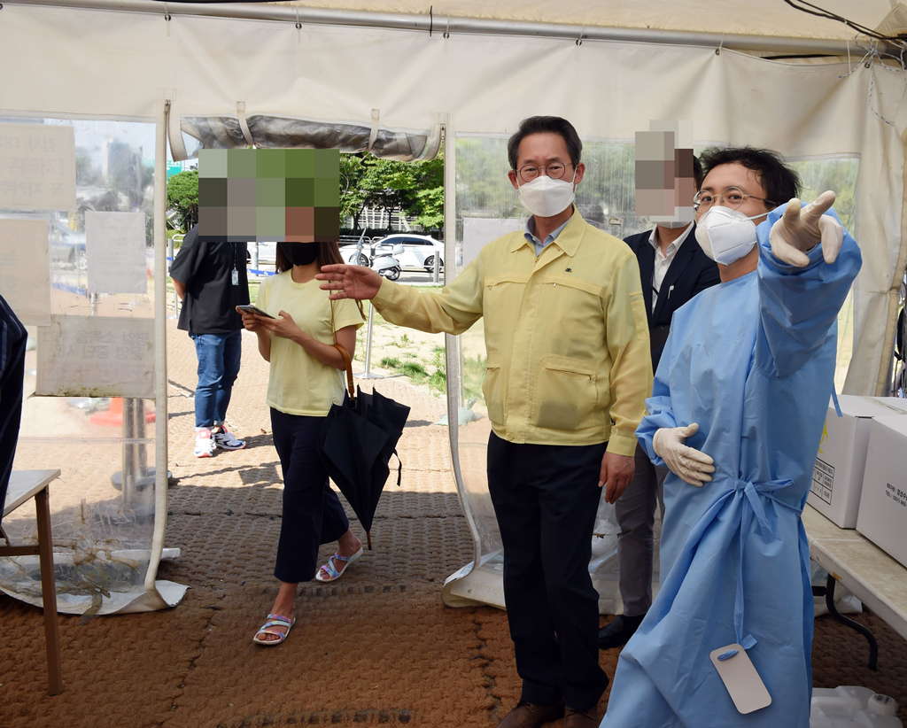 김희겸 행정안전부 재난안전관리본부장이 최근 코로나19확산이 가속화됨에 따라 16일 오후 서울시 용산역 임시선별검사소를 방문해 운영상황을 점검하고,관계자들을 격려하고 있다 