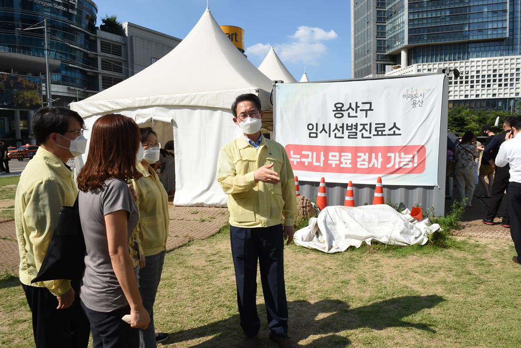 김희겸 행정안전부 재난안전관리본부장이 최근 코로나19확산이 가속화됨에 따라 16일 오후 서울시 용산역 임시선별검사소를 방문해 운영상황을 점검하고,관계자들을 격려하고 있다 
