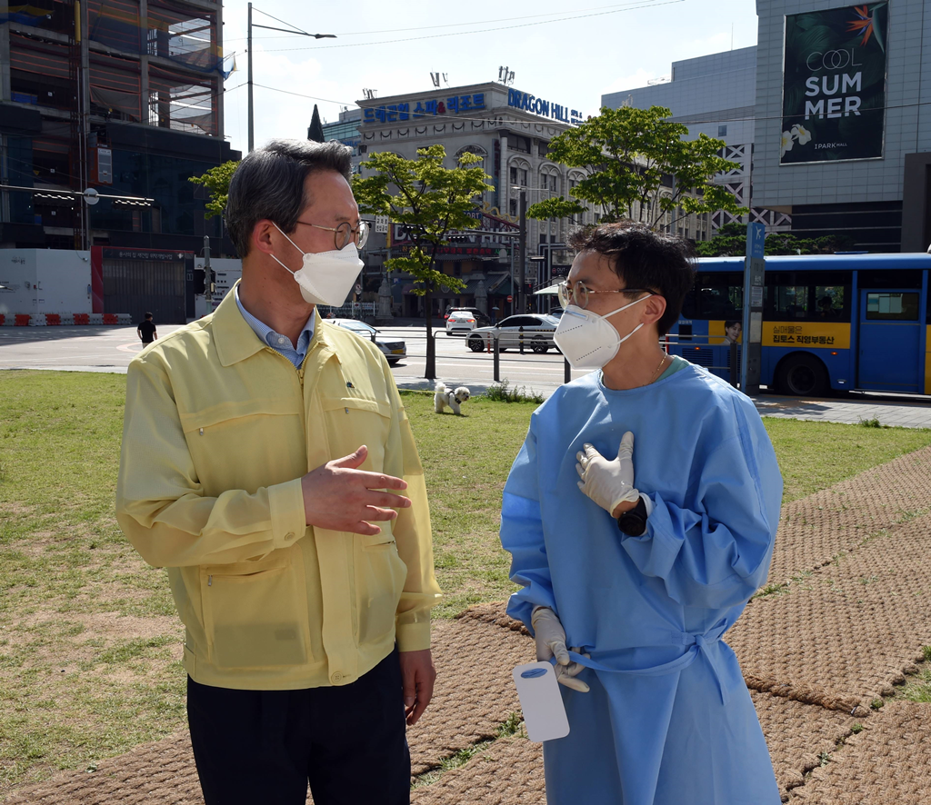 김희겸 행정안전부 재난안전관리본부장이 최근 코로나19확산이 가속화됨에 따라 16일 오후 서울시 용산역 임시선별검사소를 방문해 용산구 보건소 직원 격려와 애로사항 청취하고 있다