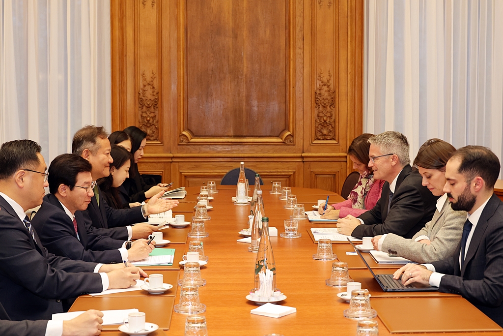 Minister of the Interior and Safety Lee Sang-min visits the OECD Secretariat in Paris, France, on November 6 (local time) and meets with OECD Secretary-General Mathias Cormann to discuss Korea's cooperation with developing countries in digital government.