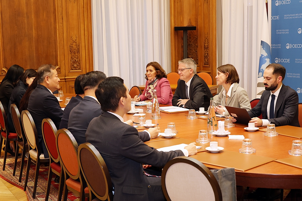 Minister of the Interior and Safety Lee Sang-min visits the OECD Secretariat in Paris, France, on November 6 (local time) and meets with OECD Secretary-General Mathias Cormann to discuss Korea's cooperation with developing countries in digital government.
