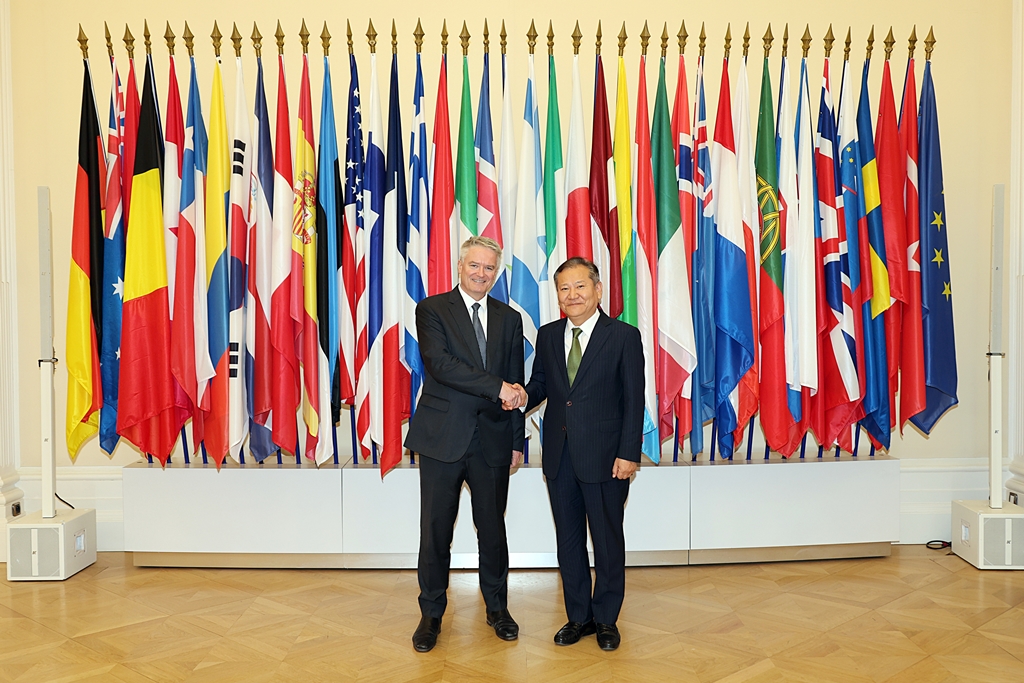 Minister of the Interior and Safety Lee Sang-min shakes hands with OECD Secretary-General Mathias Cormann after discussing Korea's cooperation with developing countries in digital government at the OECD Secretariat in Paris, France, on November 6 (local time).