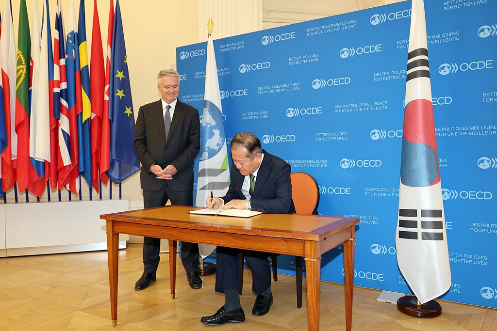 Minister of the Interior and Safety Lee Sang-min signs a guest book following the meeting with OECD Secretary-General Mathias Cormann at the OECD Secretariat in Paris, France, on November 6 (local time).