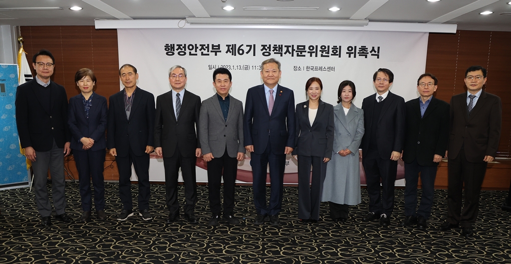 Minister Lee attends the Appointment Ceremony of the 6th Policy Advisory Committee held at the Korea Press Center in Jung-gu, Seoul, on the morning of the 13th and poses for a commemorative photo with the policy advisory committee members.