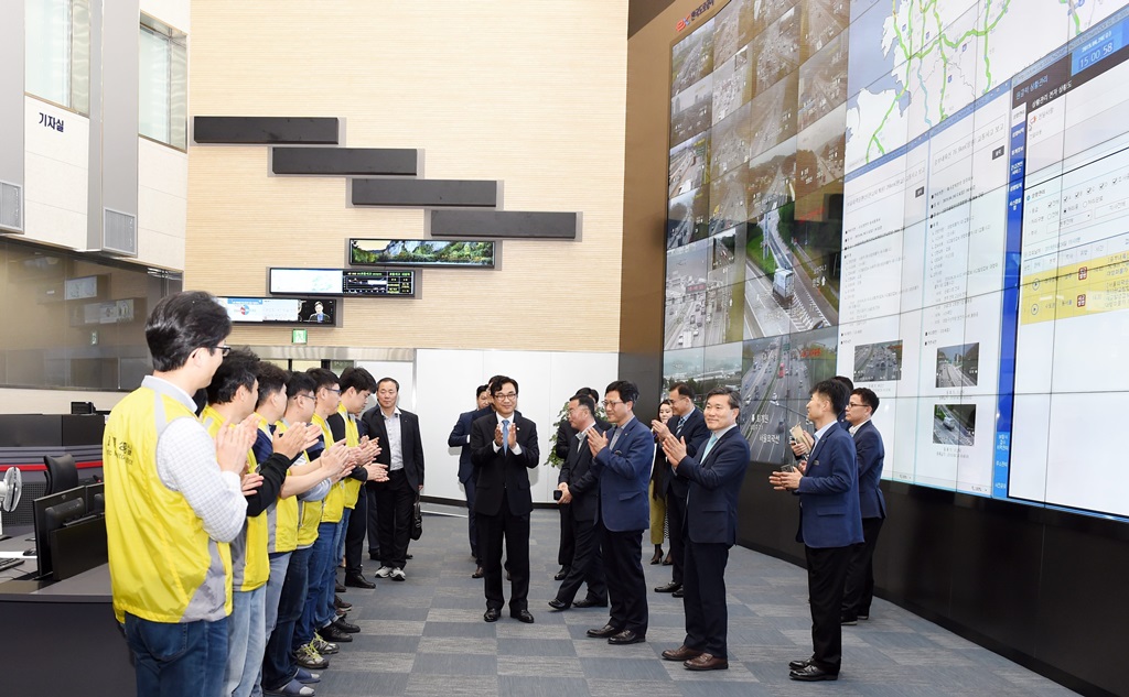 류희인 재난안전관리본부장이 24일 한국도로교통센터(경기도 성남)에서 열린 '고속도로 정체 알림 서비스 시행' 행사 참석에 앞서 교통상황센터 직원들을 격려하고 있다.