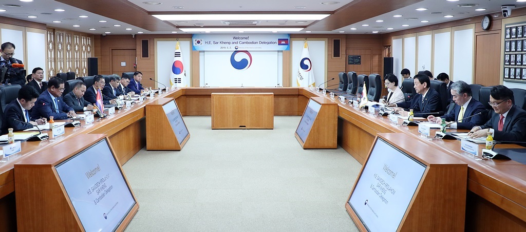 Minister Chin Young and Deputy Prime Minister and Interior Minister Sar Kheng are discussing Korea-Cambodia projects on public administration at Government Complex Seoul on May 2.  