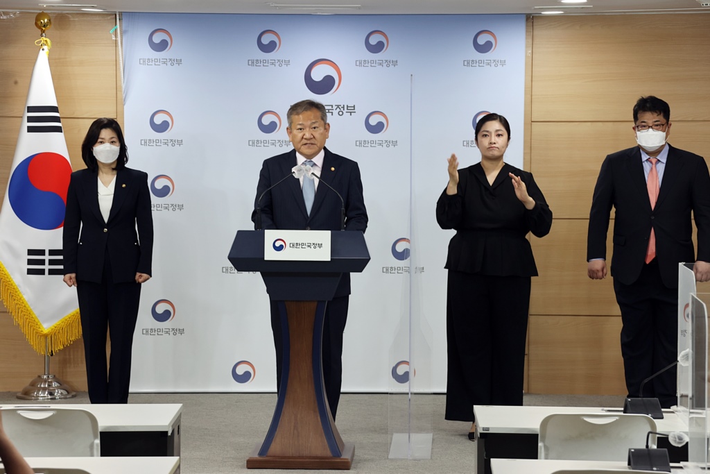 Minister of the Interior and Safety Lee Sang-min announces a statement to the public on the 8th Nationwide Local Elections at the Briefing Room of the Government Complex Seoul on the morning of the 17th.  
