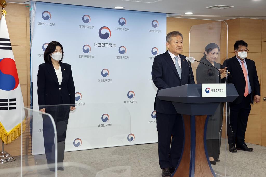 Minister of the Interior and Safety Lee Sang-min announces a statement to the public on the 8th Nationwide Local Elections at the Briefing Room of the Government Complex Seoul on the morning of the 17th.  