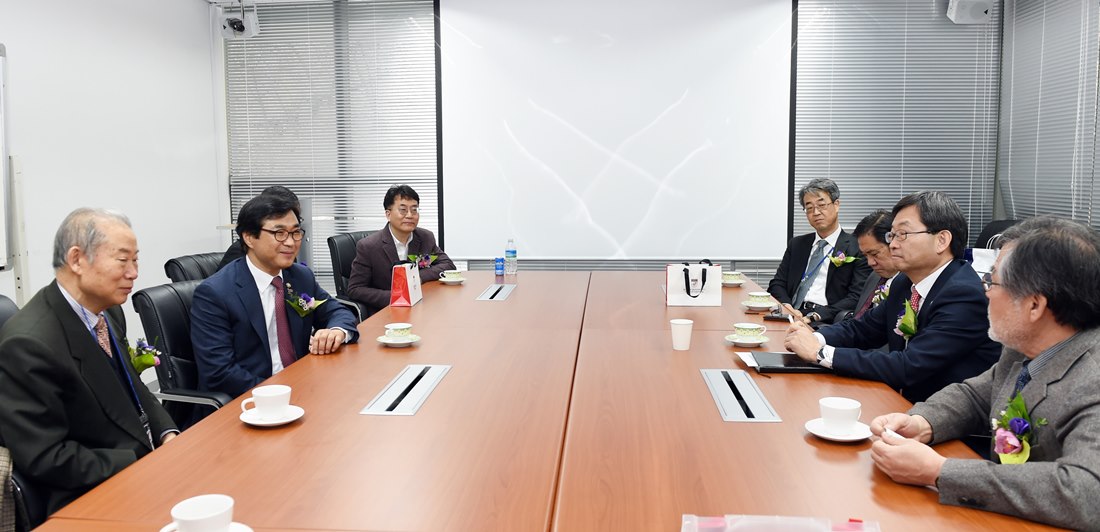20일 고려대학교(서울 성북구)에서 열린 '2019년 한국방재학회 학술발표대회'에 참석한 류희인 재난안전관리본부장이 관계자들과 환담을 나누고 있다.