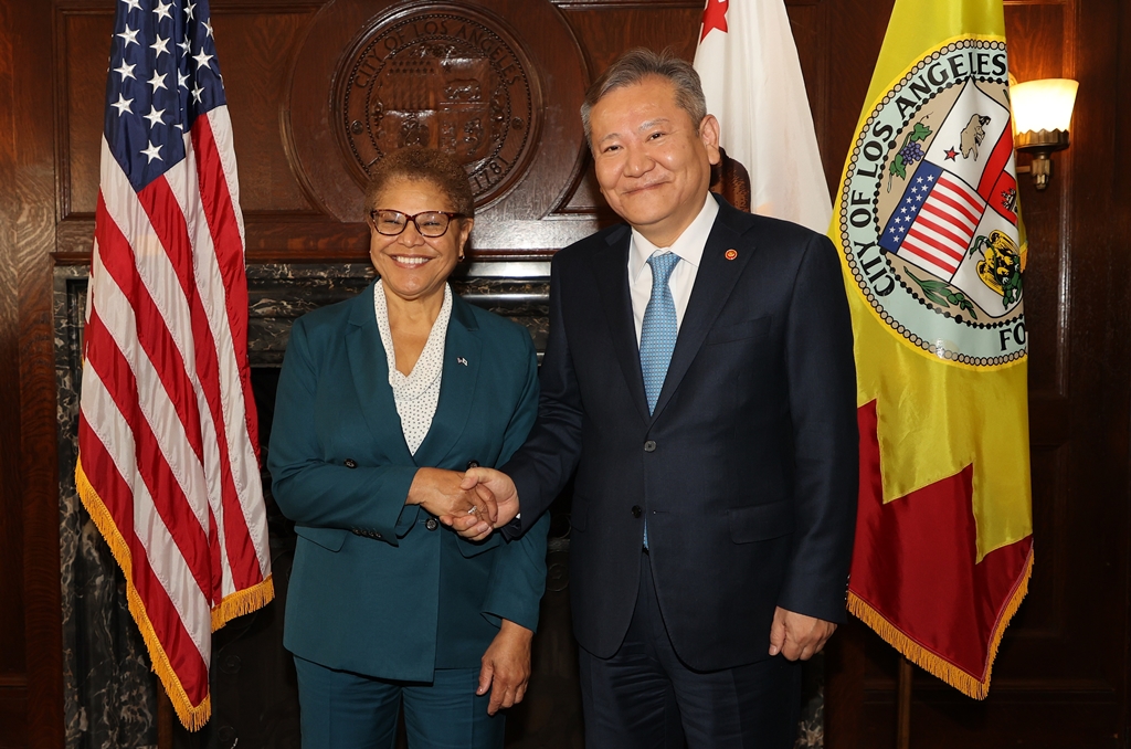 Minister of the Interior and Safety Lee Sang-min posed for a photo with Mayor Karen Bass at the Los Angeles City Hall on the afternoon of the 2nd (local time).