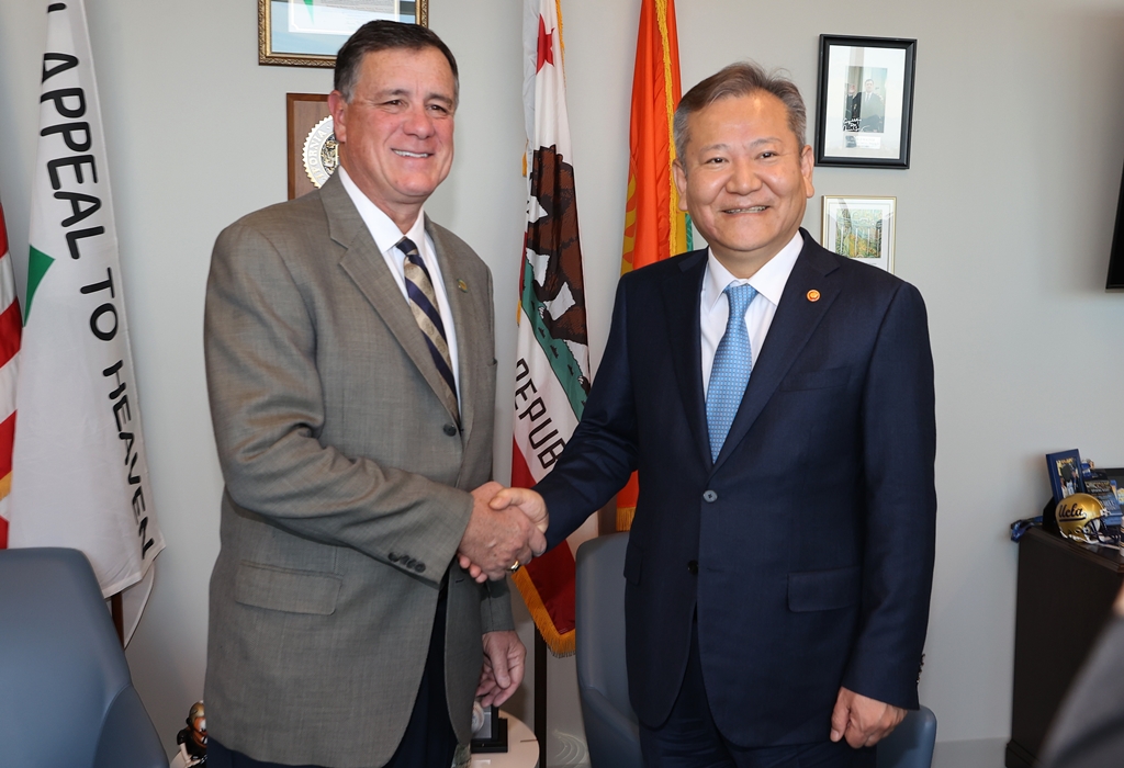 Minister Lee posed for a photo with Supervisor Donald Wagner of Orange County, USA, at the Orange County Supervisor's Office on the afternoon of the 2nd (local time).