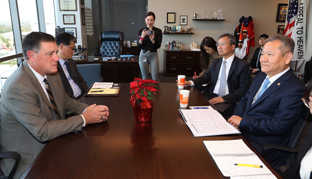 Minister Lee Sang-min discussed drought countermeasures and how to further enhance cooperation in response to disasters at the Orange County Supervisor's Office on the afternoon of the 2nd (local time).