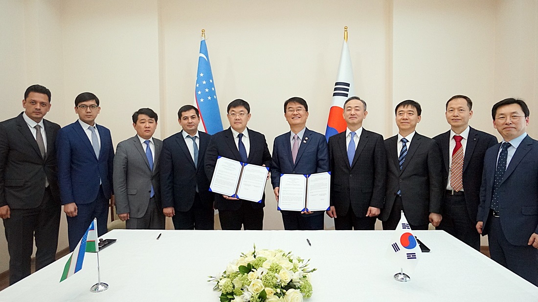 Vice Minister Yoon Jong-in poses with other officials after signing an MOU on Cooperation in e-Government between Korea and Uzbekistan with Mr. Dmitriy Lee, Director of NAPM, in Tashkent on March 19.  