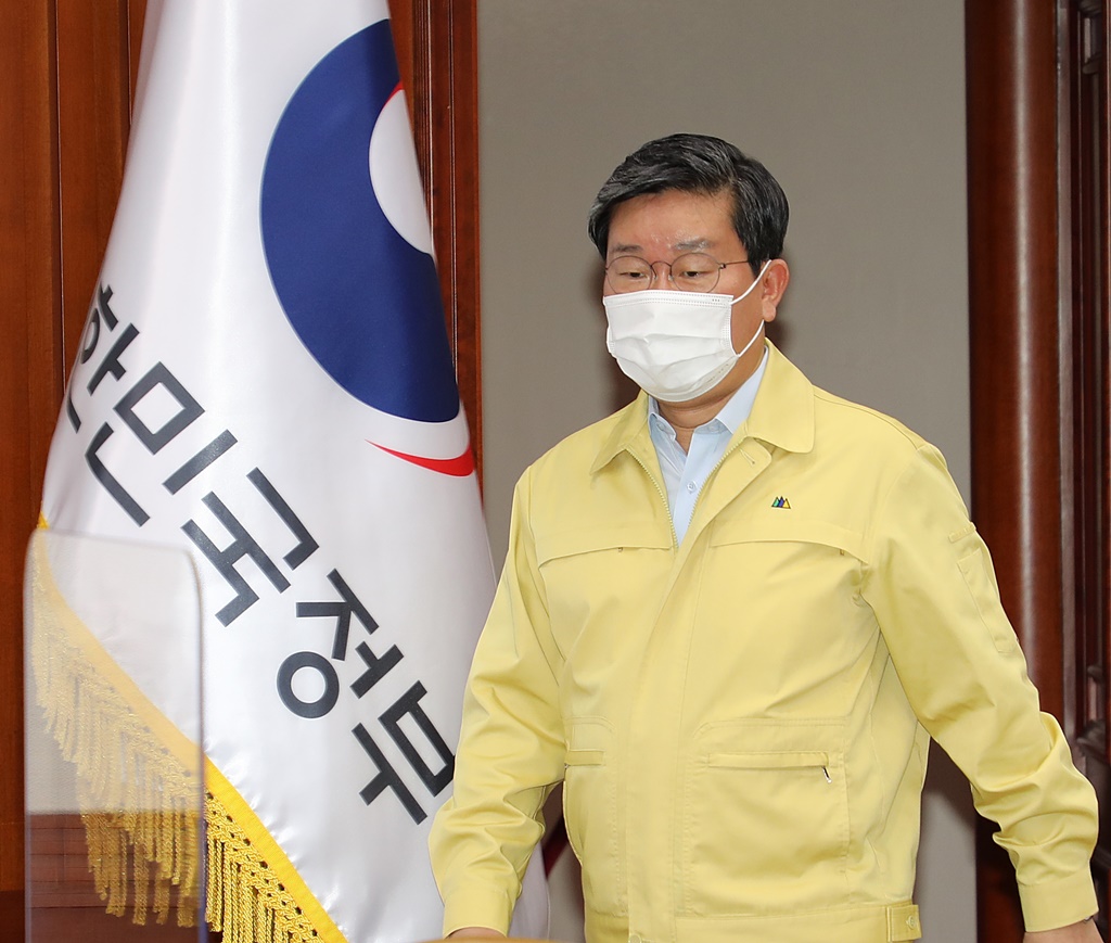 Interior and Safety Minister Jeon Hae-cheol, Vice Head 2 of the Central Disaster and Safety Countermeasures Headquarters (CDSCH), attends a CDSCH meeting on COVID-19 response at the video conference room in Government Complex Seoul on October 3. 