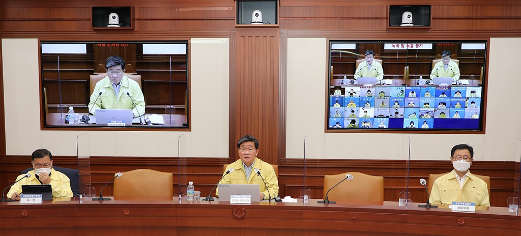 Interior and Safety Minister Jeon Hae-cheol, Vice Head 2 of the Central Disaster and Safety Countermeasures Headquarters (CDSCH), gives opening remarks at a video meeting of CDSCH on responses to COVID-19 and vaccination at the video conference room in Government Complex Seoul on October 3. 