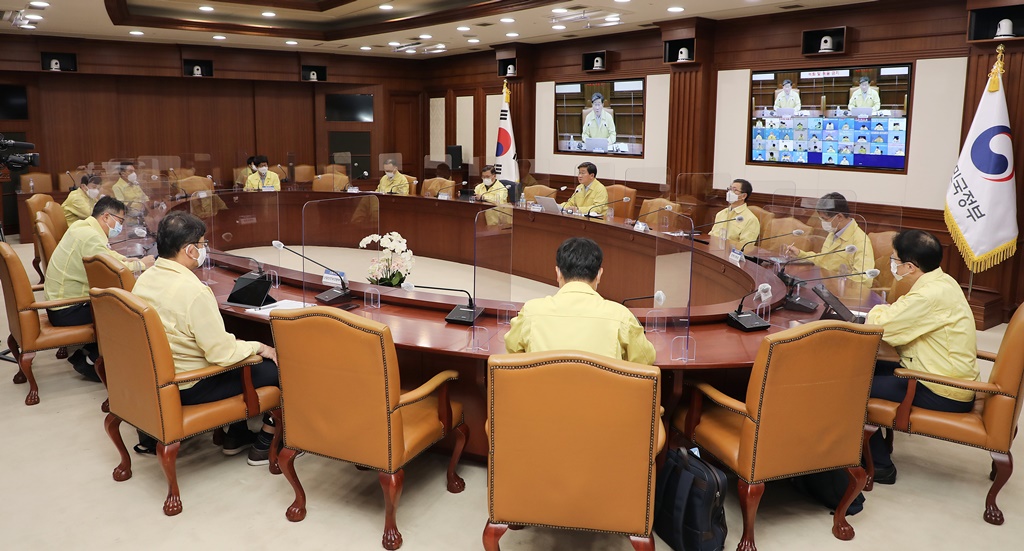Interior and Safety Minister Jeon Hae-cheol, Vice Head 2 of the Central Disaster and Safety Countermeasures Headquarters (CDSCH), gives opening remarks at a video meeting of CDSCH on responses to COVID-19 and vaccination at the video conference room in Government Complex Seoul on October 3.