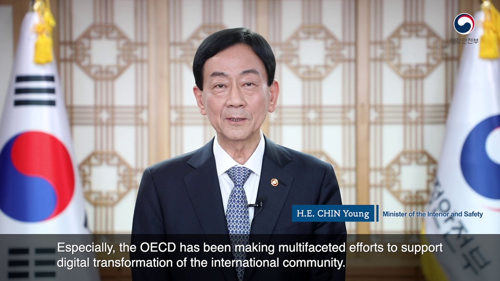 진영 장관이 20일 화상회의로 개최된 경제협력개발기구(OECD)와 디지털정부 국제적 공조를 위한 공공행정위원회에서 영상 메시지를 통해 인사말을 하고 있다.