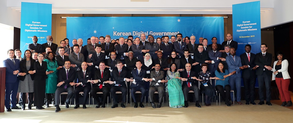 Minister Chin Young (center, front row) is taking commemorative photos with participants including ambassadors at the Korean Digital Government Sessions for Diplomatic Missions held on December 18 at Grand Hyatt Hotel, Seoul.