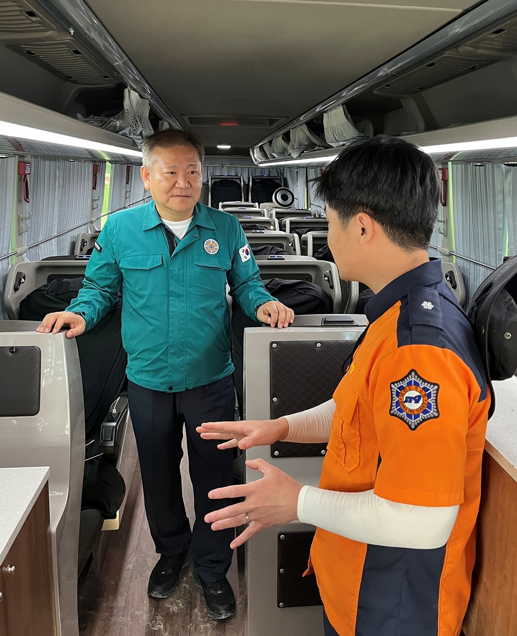 이상민 행정안전부 장관이 5일 전북 부안군에서 열리고 있는 2023 새만금 세계스카우트잼버리 야영지를 찾아 소방 쿨링버스 운영 현황을 점검하고 있다.