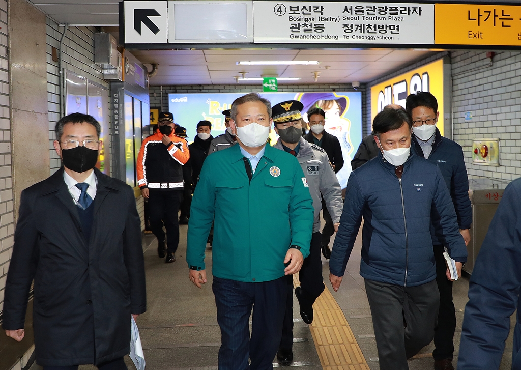 Minister of the Interior and Safety Lee Sang-min visits a subway station (Jonggak Station) in Jongno-gu, Seoul, on the afternoon of the 30th and receives a report on the current status of crowd management.