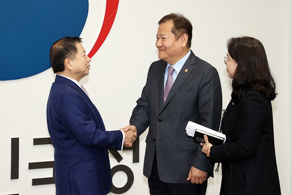 Minister of the Interior and Safety Lee Sang-min meets with Indonesian Minister of National Development Planning Suharso Monoarfa at the Government Complex Seoul in Jongno-gu, Seoul, to discuss cooperation on digital government between the two countries.