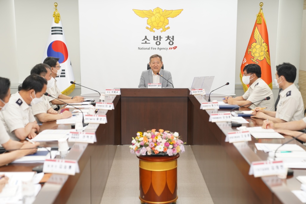 Lee Sang-min, Minister of the Interior and Safety, visits the National Fire Agency, encouraging the fire-fighting command group and listening to proposals on the morning of the 3rd.