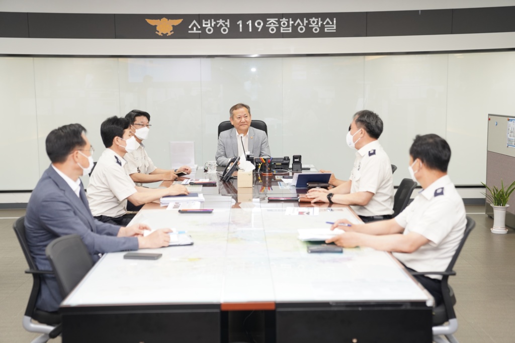 Minister Lee visits the 119 General Situation Room of the National Fire Agency on the morning of the 3rd to inspect disasters across the country and encourage the staff.