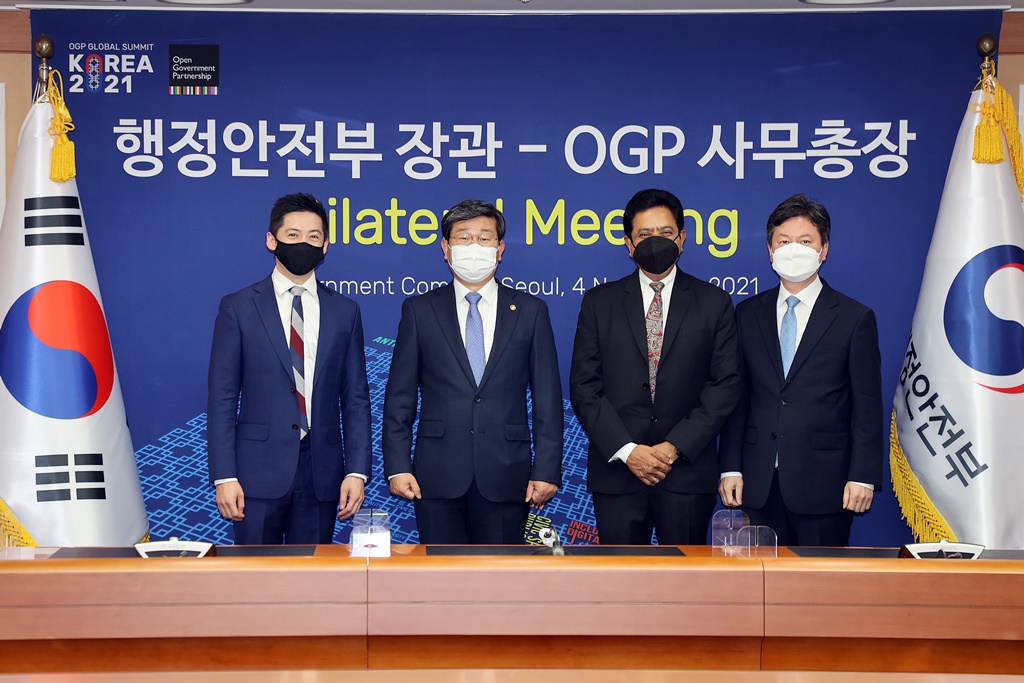 Minister Jeon Hae-cheol of the Interior and Safety (left) is taking commemorative photos with OGP CEO Sanjay Pradhan who visited Korea to discuss the OGP Global Summit to take place on December 15-17 at COEX, Seoul on November 4 at Government Complex Seoul.