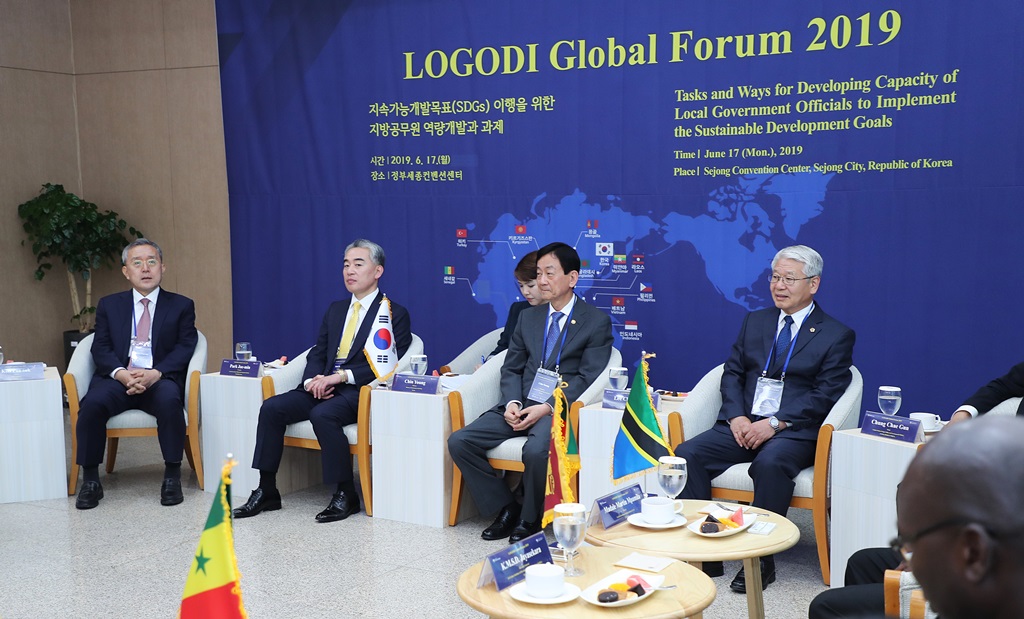 17일 정부세종컨벤션센터에서 열린 지방자치인재개발원 '2019 LOGODI 글로벌 포럼'에 앞서 진영 장관이 미얀마, 인도, 캄보디아, 인도네시아, 필리핀 등 국외 지방행정연수원장들과 환담하고 있다.