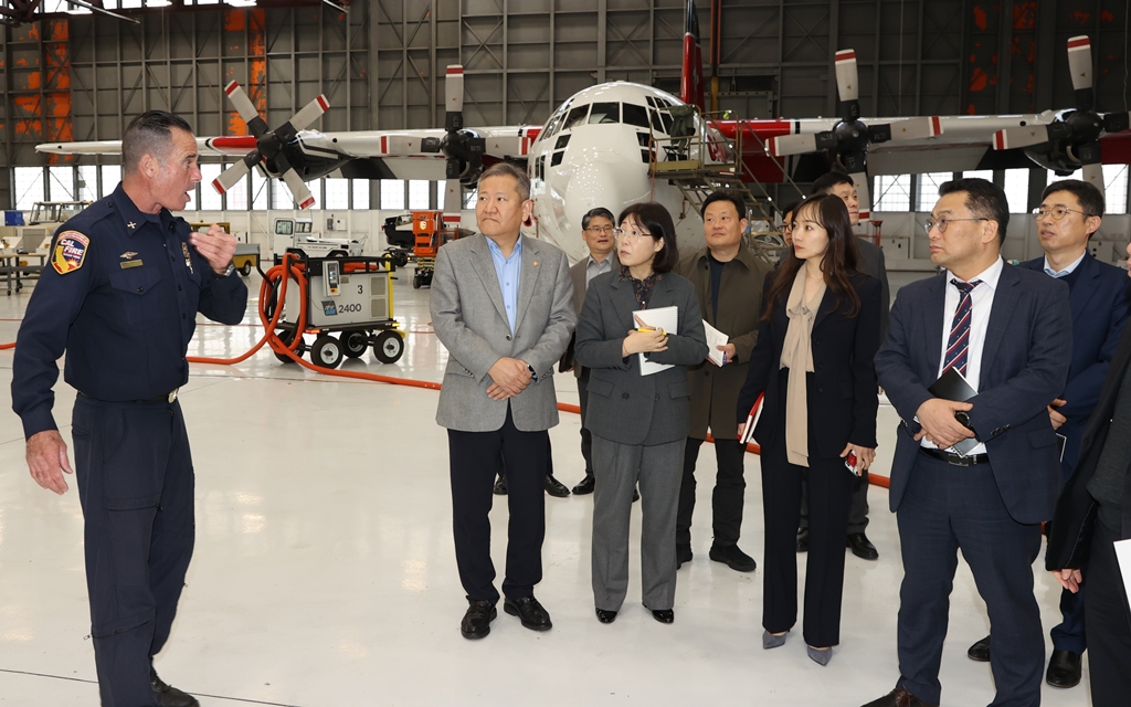 On the afternoon of the 1st (local time), Minister Lee Sang-min visited the Cal FIRE Reload Base in California, USA, and listened to the Aviation Chief's briefing on aircraft operations in response to wildfire. 