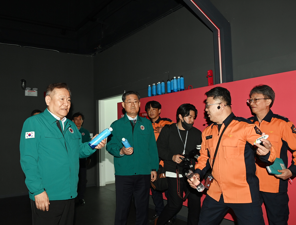 이상민 행정안전부 장관이 15일 오전 충북 청주시 국민안전체험관을 방문해 소화기 투척 체험을 하고 있다.
