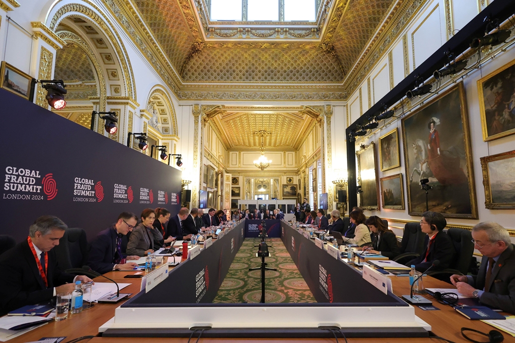이상민 행정안전부 장관이 11일 오전(현지시간) 영국 런던에서 열린 글로벌 사기범죄방지 정상회의(Global Fraud Summit)에 참석해 영국 등 11개국 대표들 주제 발표를 경청 하고 있다.