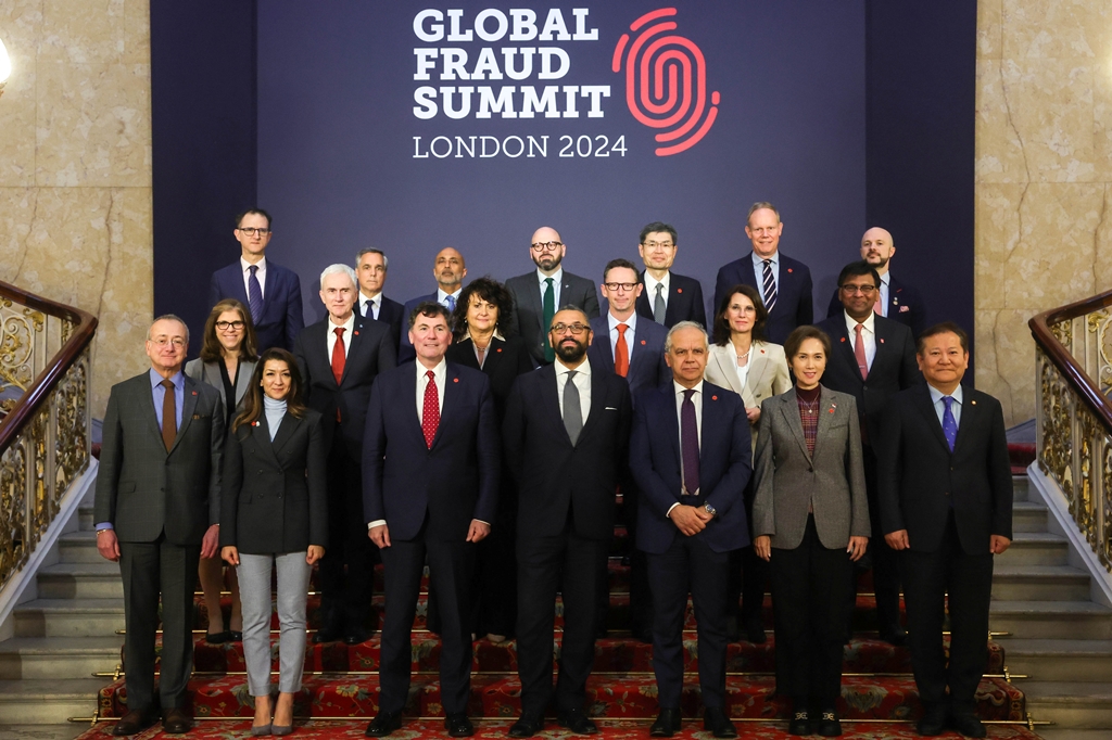 이상민 행정안전부 장관이 11일 오전(현지시간) 영국 런던에서 열린 글로벌 사기범죄방지 정상회의(Global Fraud Summit)에 참석해 영국 등 11개국 대표들과 기념 촬영을 하고 있다.