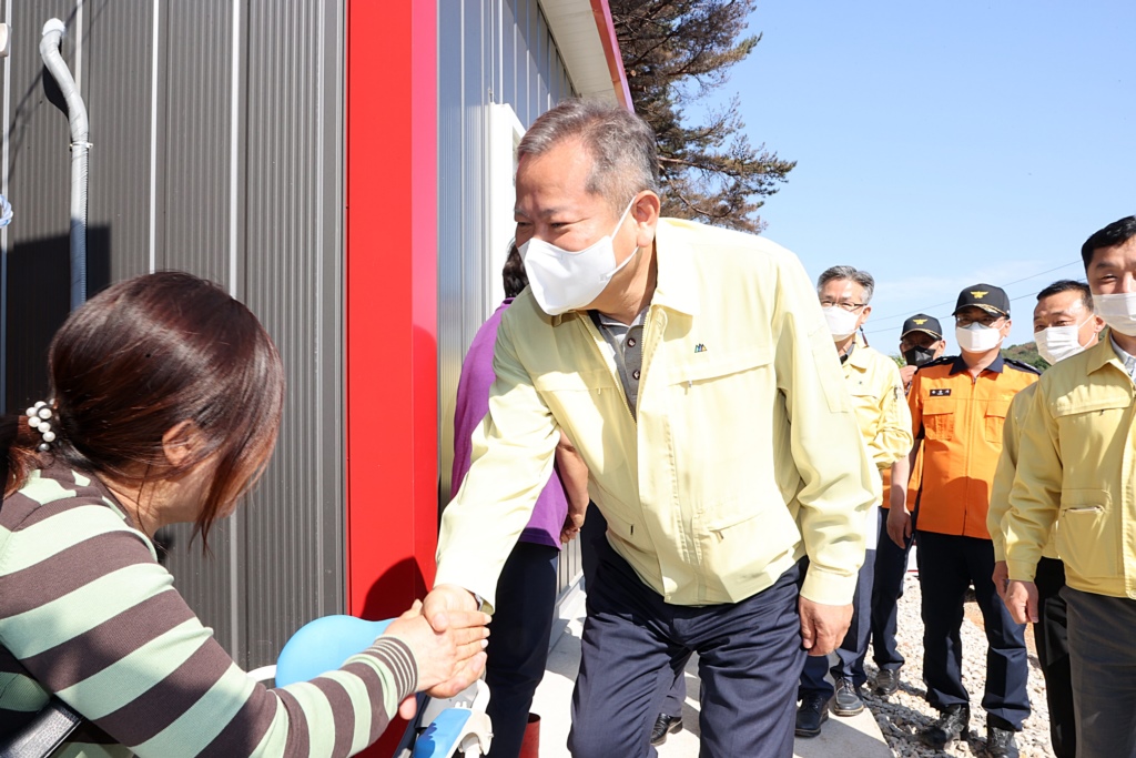 Minister of the Interior and Safety Lee Sang-min visits the forest fire-damaged area in Donghae City, Gwangwon-do, and give his ears to fire victims who undergo inconvenience staying in temporary housing on the afternoon of the 15th.