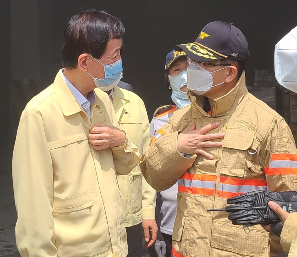 진영 장관이 21일 오전 경기도 용인시 처인구 양지면의 한 물류창고에서  발생한 화재현장을 찾아 상황점검을 하고 있다.