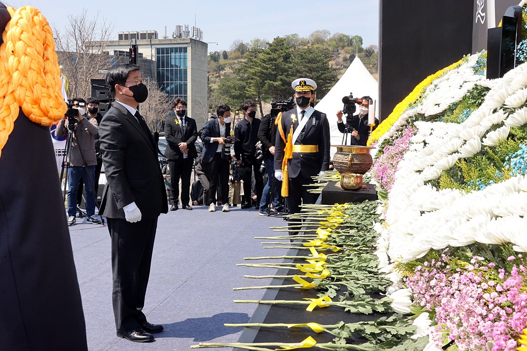 On the morning of the 16th, Minister Jeon lays wreaths and incense at the eighth anniversary of the victims of the Sewol ferry tragedy held at Incheon Family Park in Bupeyong-gu, Incheon.