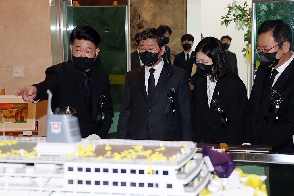 Minister Jeon looks around the memorial after the eighth anniversary of the victims of the Sewol ferry tragedy held at Incheon Family Park in Bupeyong-gu, Incheon, on the morning of the 16th.