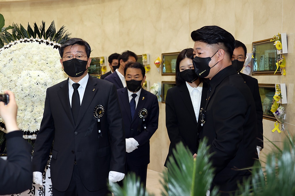 Minister Jeon looks around the memorial after the eighth anniversary of the victims of the Sewol ferry tragedy held at Incheon Family Park in Bupeyong-gu, Incheon, on the morning of the 16th.