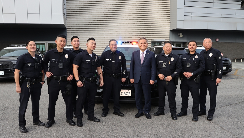 On the afternoon of the 3rd (local time), Minister Lee posed for a photo with the police officers from the LA Olympic Police Station, which has jurisdiction over the Korean Town in Los Angeles, after a briefing over how it operates.