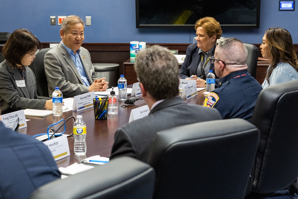Minister of the Interior and Safety Lee Sang-min visited the California Governor's Office of Emergency Services (Cal OES) on the afternoon of the 1st (local time) and met with Cal OES Director Nancy Ward to discuss disaster management and the cooperation system between the Federal, State and local governments and agencies in response to wildfires.