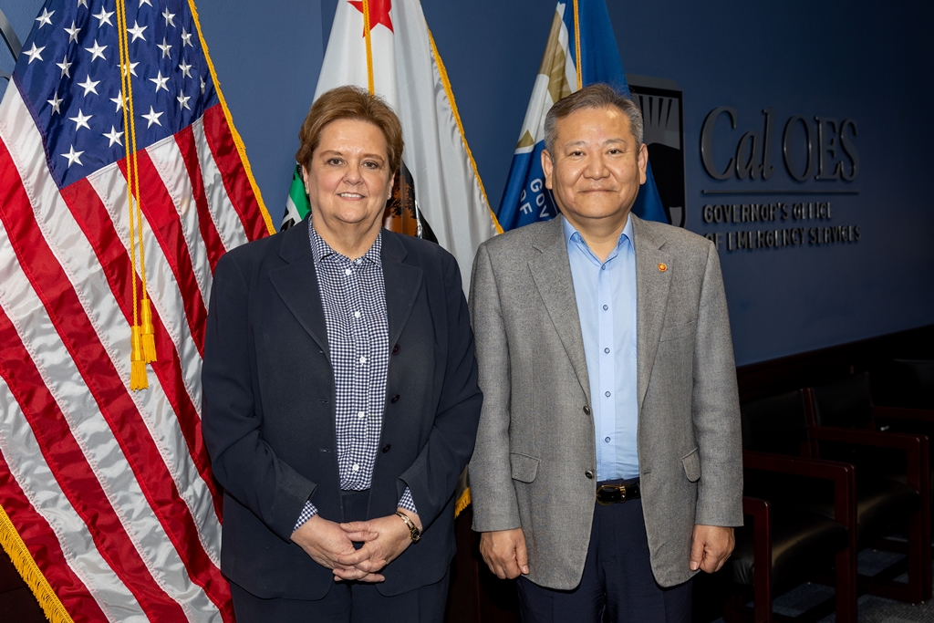 Minister Lee (on the left) posed for a photo with Cal OES Director Nancy Ward after discussing disaster management and the cooperation system between the Federal, State, and local governments and agencies in response to wildfire at the Cal OES on the afternoon of the 1st (local time).