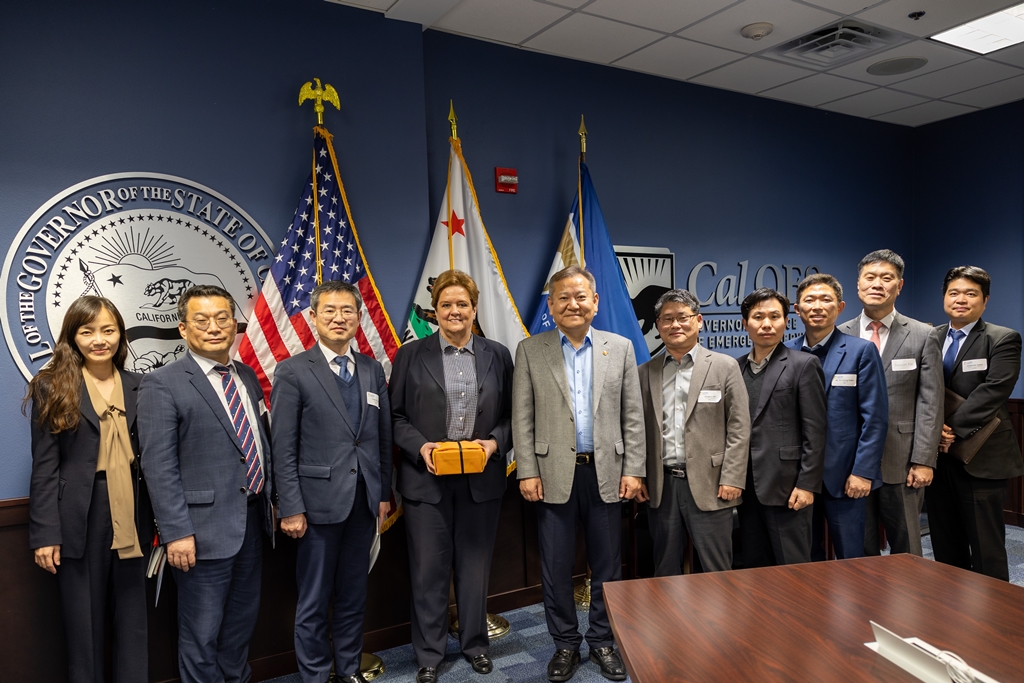 Minister Lee (fifth from the left) posed for a photo with Cal OES Director Nancy Ward after discussing disaster management and the cooperation system between the Federal, State, and local governments and agencies in response to wildfire at the Cal OES on the afternoon of the 1st (local time).