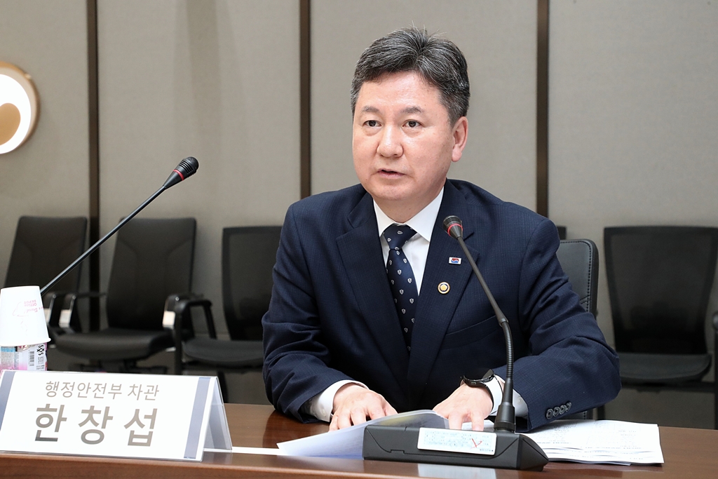 한창섭 행정안전부 차관이 8일 오후 세종시 도움로 세종청사 중앙동 대회의실에서 열린 '2023년 공무원노조 정책협의체 킥오프회의'에 참석해 인사말을 하고 있다.